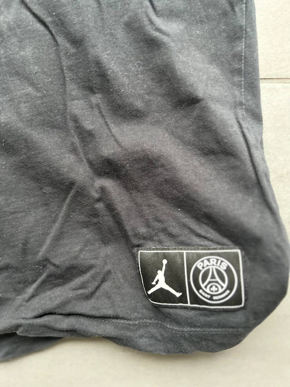 Köpt på Nike i Paris för 500kr Skick 8/10 Storlek XS men passar XS/S . T-shirts.