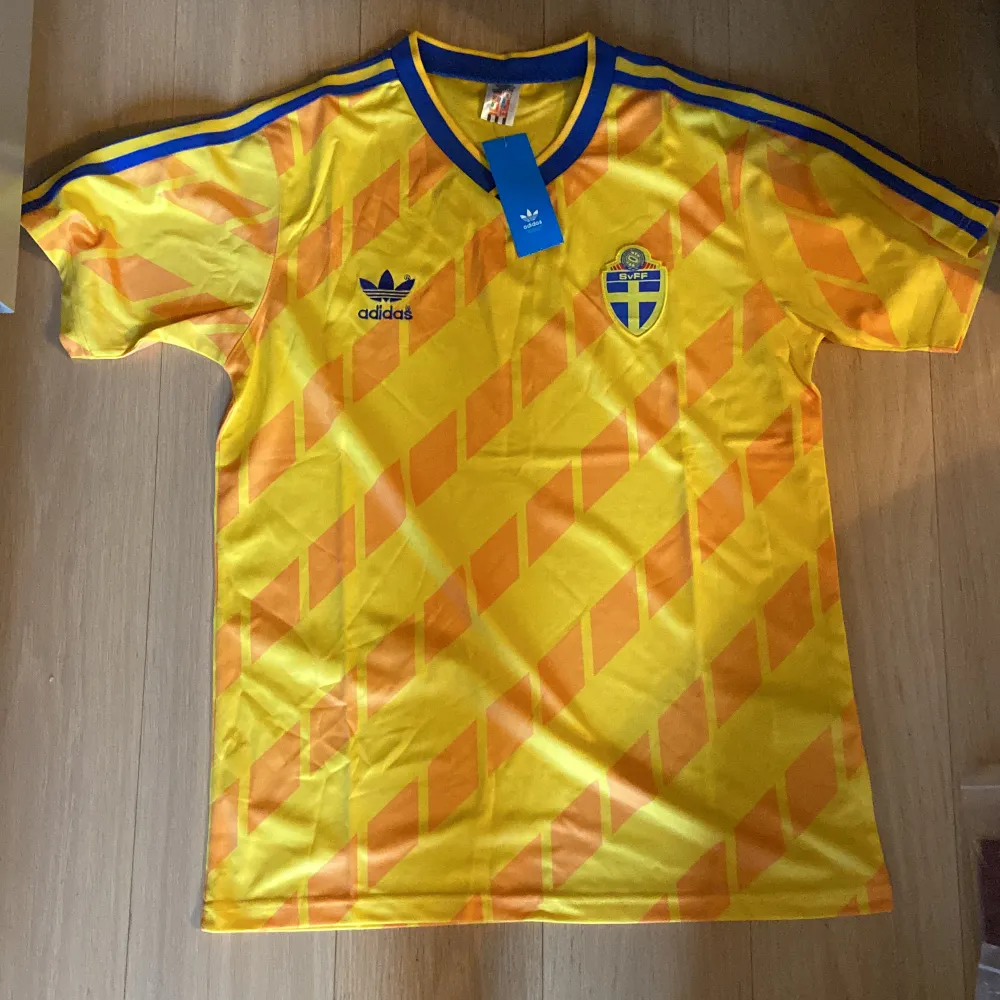 sverige retro fotbollströja. T-shirts.