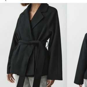 Svart kappa - Svart kappa från Gina tricot. Köpt för 699 kr. Haft den i ungefär en månad men inte kommit så mycket t användning därav säljer jag!