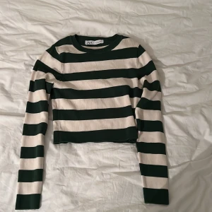 Ribbad tröja  - Fin randig croppad tröja ifrån Zara