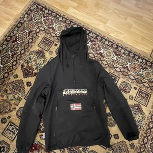 napapijri windbreaker jacka  - Riktigt fin jacka enda problemet är att den är liten för mig köpte den för 2000 men säljer den för 1200 kan tänka mig o sänka i pris vid snabb affär, ända problemet är att den e lite paj vid snören men annars e alllt bra!
