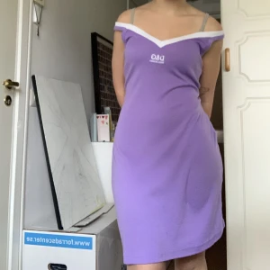 Dolce&Gabbana klänning - Snygg Dolde&Gabbana klänning som jag sytt in lite vid midjan. Kan sprättas upp vid behov! Kan även användas som linne😋 stretchigt och skönt material