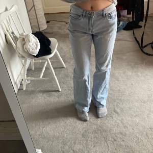 Jeansen är nyköpta och är low/mid waisted och i storlek 36. Skriv för fler bilder och för mått💞