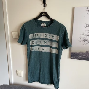 Tommy hilfiger tshirt  - Storlek S. Använd i ett par år men i bra skick. 