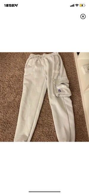 hoodrich byxor  - säljer dessa hoodrich byxor i storlek xs, byxorna är testade en gång, bra skick 