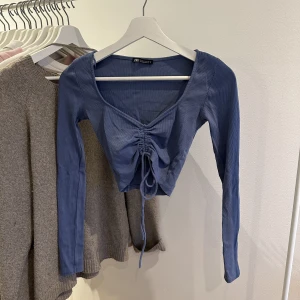 Blå topp - Söt topp från Zara i super bra skick utan defekter! Sitter bra på mig som brukar ha XS