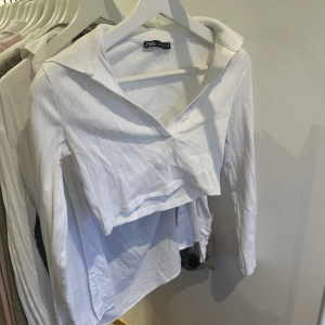 Långärmad topp - Fint skick! Sitter kort och tight, är i ett stretchigt material