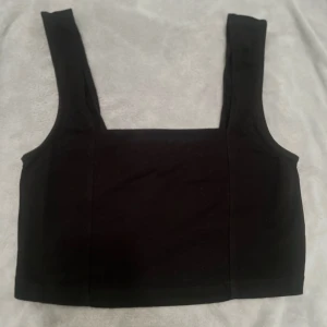 Topp  - Fin svart topp!   Linne crop topp blus tröja top. Passar storlek S. Antingen från Gina Tricot / hm / bikbok (kollar upp det snart). Super fin på allt! Fyrkantig halsringning som är väldigt smickrande. 