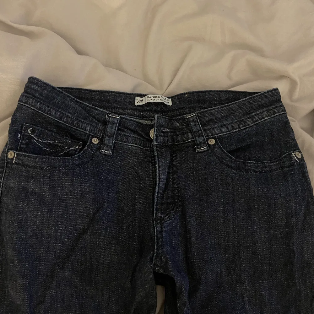 Mörkblåa Jättesnygga Lågmidjade  lee jeans Innerben: 80  Rakt över midjan: 39. Jeans & Byxor.