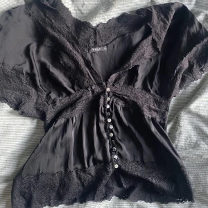 Spets topp - Lägger upp igen!( köp gärna via köp nu)  Söt topp ifrån vila i storlek s mycket bra skick💞💞 inga bud under 200kr tack!🥰