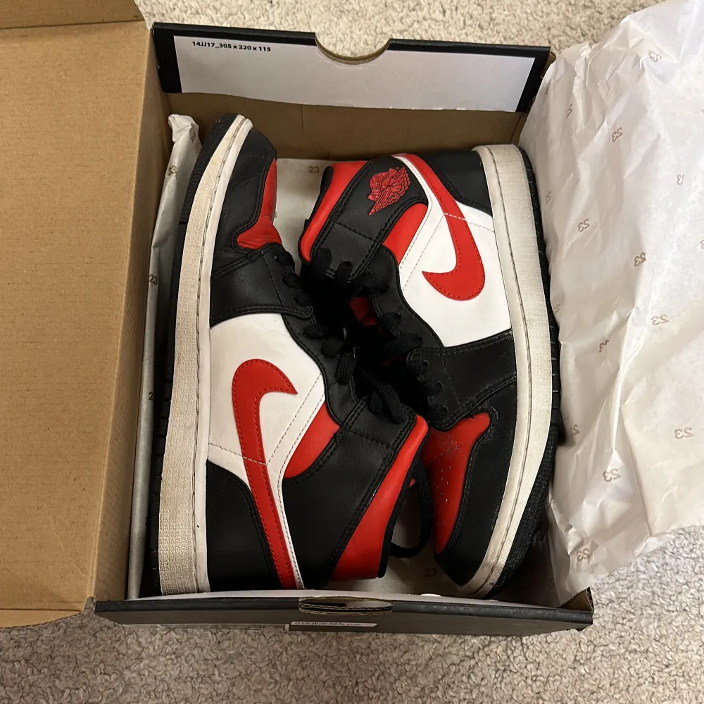 Snygga Jordan 1 mids i färgen gym red! Sparsamt använda samt har använt med crease skydd. Dom kommer givetvis i originslbox❤️. Skor.