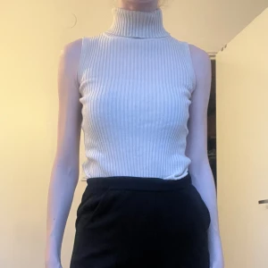 Stickad polotröja - Stickad turtleneck utan ärmar. Köpt second hand