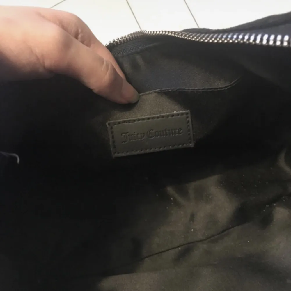 svart juicy väska använt den en gång på en utekväll  litet cigghål på baksidan, syns alltså inte när man bär den. Accessoarer.