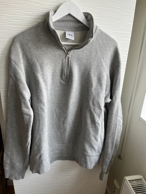 Tröja från Zara - Fräsch tröja från Zara i superfint skick 