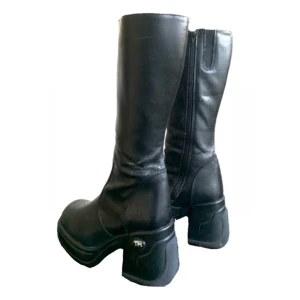 Vintage läder platå klack. - Coola platå klack i läder. Varsamt använda , däremot lite slitna i mitten av stöveln, syns ej så tydligt, vill du ha närmare bilder skickar jag gärna det på förfrågan. . Nypris 1200 går ner till 250 kr nu på snabb köp.