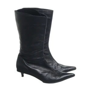 Stövlar äkta skinn - Säljer dessa sjukt fina stövlarna köpa för 600 på sellpy. Dom är i äkta skinn vilket man ser och känner. Lite slitna men inte mkt, det gör typ att dom får en jättesnygg vintage look. Klacken är låg och smal. Skulle säga att dom passar både 36 och 37. 