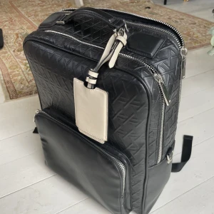 Zara Ryggsäck - Ryggsäck från Zara i utmärkt nyskick. Fack för dator. Inköpspris 1000 kr. Säljes i befintligt skick.