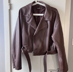 Skinnjacka Bianca X Nelly.com - Oversize så passar S-M