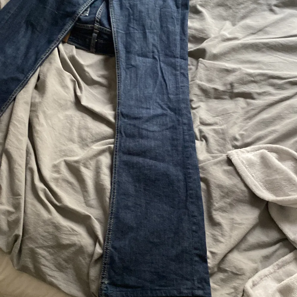 Mörkblåa jeans  Använda ganska mycket och köpta second hand (Sellpy) lite små i midjan för mig, oklart vilken storlek men för mig som är 168 cm så sitter dom bra förutom midjan . Jeans & Byxor.