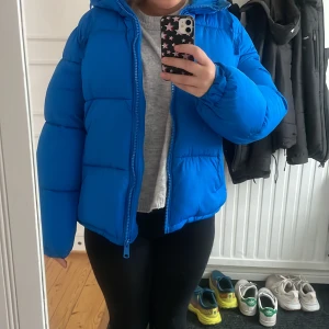 Vinterjacka från hm - En blå vinterjacka från hm i storlek xs men är väldigt oversized på mig som har s i vanliga fall. Jag har använt den väll under en vinter men ser inte så använd ut. Fråga om ni undrar något