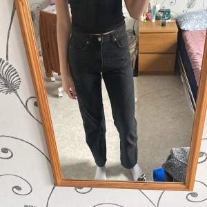 Ett par snygga svarta jeans från H&M som tyvärr blivit för korta för mig💗