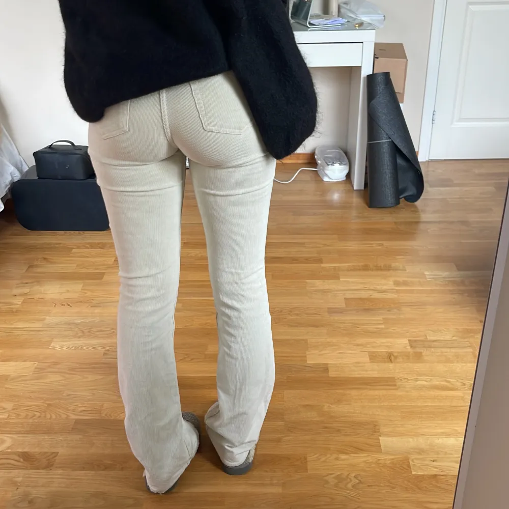 Så snygga manchester byxor köpta på urban outfitters men märket är BGG💕Jag är 177cm. Jeans & Byxor.
