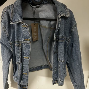 Jeansjacka - Säljer min helt oanvända jeansjacka som köptes förra sommaren men blev aldrig använd därav är prislapp kvar. Kostar 450kr ny, mitt pris 300