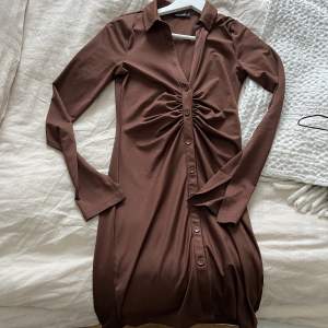 Jättefin brun klänning från Nelly, storlek xs. Stretch material. Använd fåtal gånger. 120 kr.