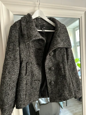 Kappa - Superfin kort kappa i storlek 34 från hm!💓 jag är egentligen en 36 men den passar bra på mig! 