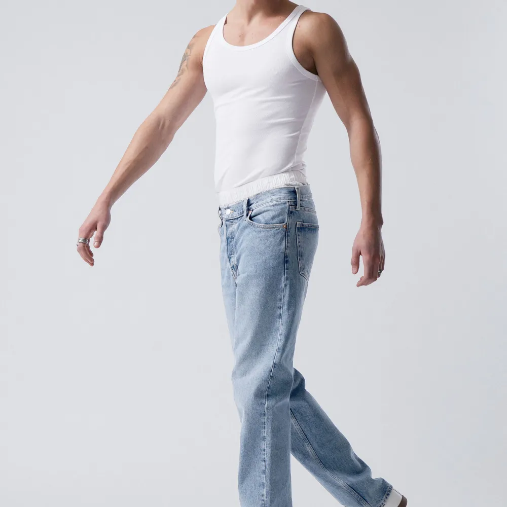Weekday jeans i modellen klean. Storlek 29/32. Fint skick. Säljer p.g.a att jag har tröttnat på dem. Inte samma färg som på bilden från internet.. Jeans & Byxor.