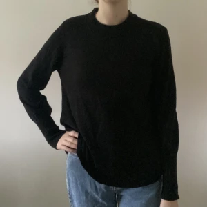 Tröja från Gina Tricot  - Svart tjocktröja från Gina Tricot i storlek M. Använd fåtal gånger därav nyskick. Säljer pga att den inte kommer till användning 
