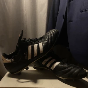 Copa Fotbollskor - Copa Mundials i äkta läder. Storlek 44 1/2. Skick som bilderna. Nypris 2000kr