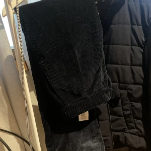 Ralph Lauren byxor - Manchesterbyxor köpta på Ralph Lauren i New York. Nypris 2000kr. Finns snöre på insidan så de passar många storlekar. Skick som helt nya