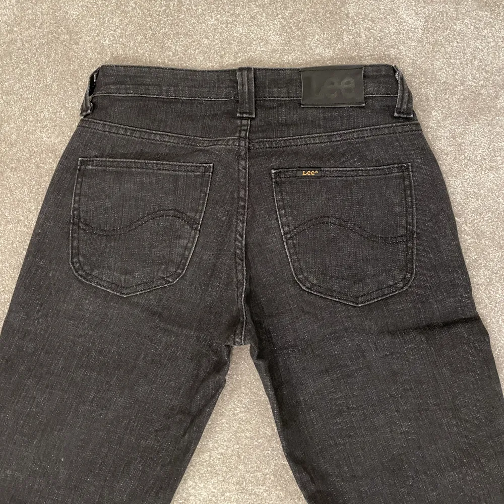 As snygga lågmidjade bootcut jeans från Lee! Storlek W27 L35. Passar i längden perfekt på mig som är 178cm😇💕. Jeans & Byxor.