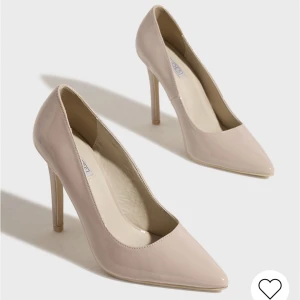 Oanvända klackskor från Nelly  - Säljer ett par klackskor från Nelly i storlek 38, endast provade 🧚🏼‍♀️