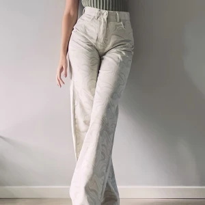 Jeans (S) - Jeans med swirl mönster som är otroligt bekväma! Fint skick! Strl S. 