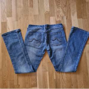 Säljer dessa sjukt snygga lågmidjade jeans, köpa här på plick men säljer vidare då de tyvärr var för stora för mig💓bilderna är lånade😽
