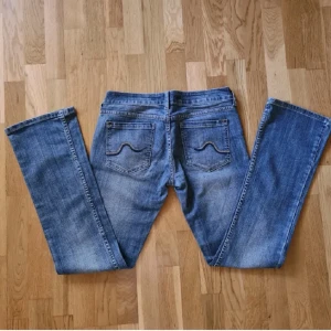 Snygga lågmidjade jeans - Säljer dessa sjukt snygga lågmidjade jeans, köpa här på plick men säljer vidare då de tyvärr var för stora för mig💓bilderna är lånade😽