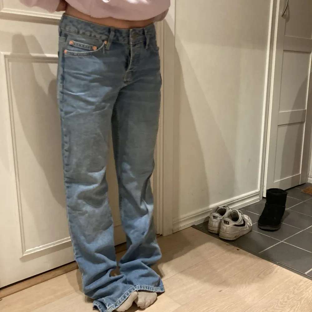 Dessa jeans säljs då jag inte gillar färgen. Modellen på jeansen är icon och de är i storlek xs. Jag är 158 cm lång och skulle nog passa någon som är runt 160-167 cm. Jeansen är använda 2 gånger och de säljs för 250 kr.. Jeans & Byxor.