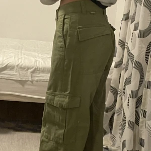 Pull&Bear cargo byxor - Använt dom några gånger men för långa åt mig. Väldigt snyggt till typ ”oversized” outfits!