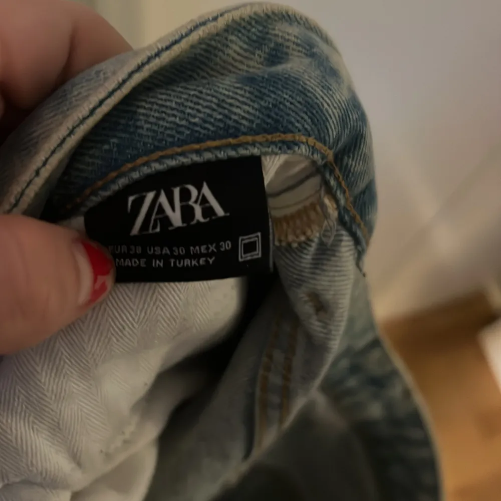 Vida jeans från zara❣️ passar troligen bäst på dig som är 175cm! De är använda ett fåtal gånger och är i väldigt bra skick! Köpta för 399kr. Kom med prisförslag kan gå med på väldigt billigt!!. Jeans & Byxor.