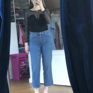 Raka högmidjade jeans, korta i modellen(jag är 167cm som referens)