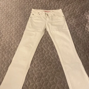 Jeans - Låg midja, passform är lite helt utsväng men inte helt tajt nedtill. Pris kan diskuteras. Väl omhändertagna använda en gång för ett jobb. Passa mig som brukar ha s/m.