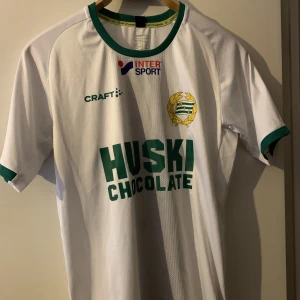 Hammarby matchtröja - En matchtröja från Hammarby IF. Väldigt fint skick! Storlek S och mittfältsgeneralen Bojanic på ryggen.