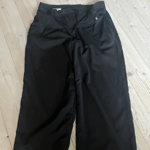 COS kostymbyxor - Svarta raka kostymbyxor från COS. Snygg passform och lägger sig snyggt över skorna. Sparsamt använda så inga flaws. Storlek 48 skicka meddelande för specefika mått.