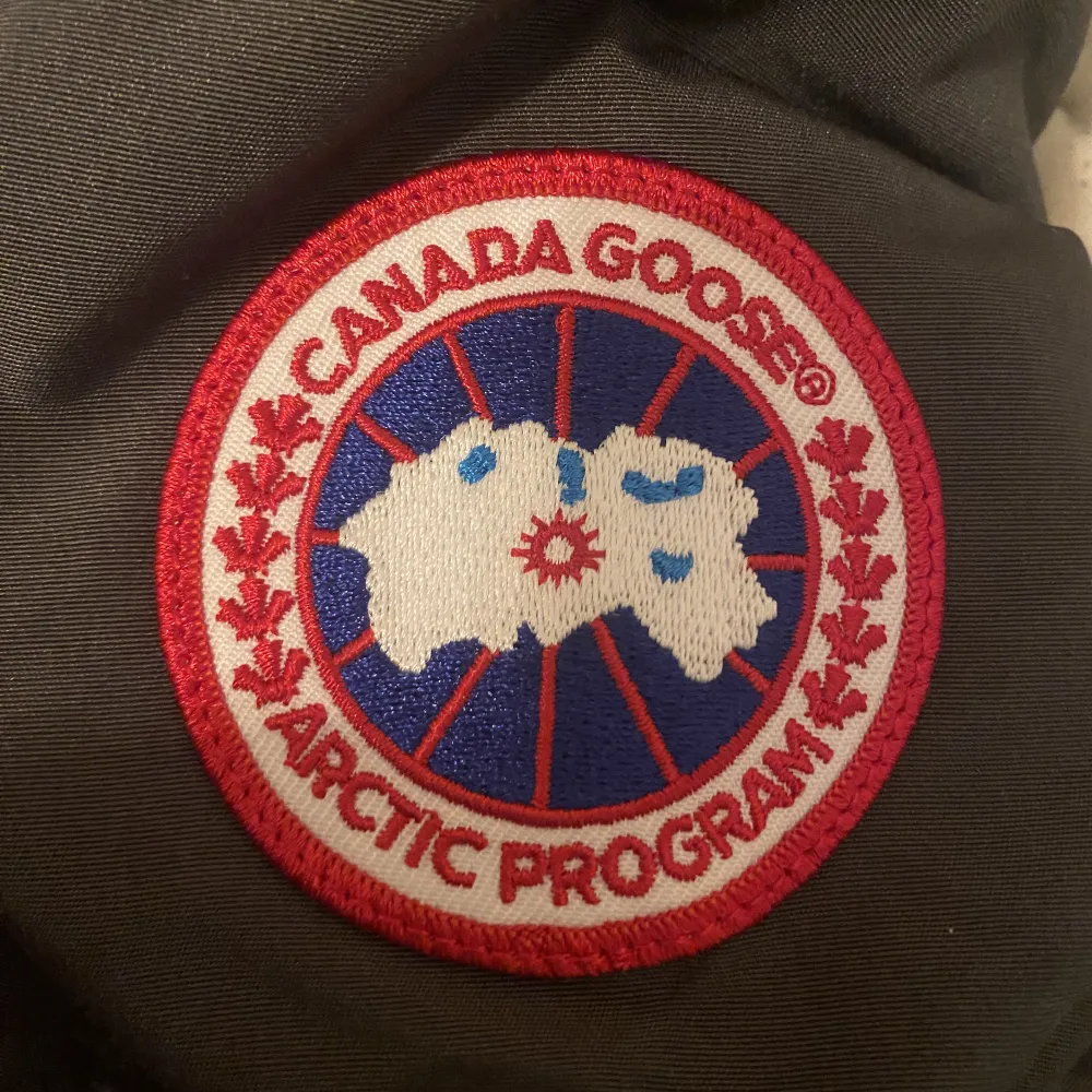 Hej, kära plickare! Jag säljer min nyinköpta Canada Goose Macmillian Parka Vinterjacka. Den är helt ny och helt oanvänd, endast testad. Priset är ganska lågt därav han jag köpte ifrån inte visade bevis på att den var äkta. Öppen för förhandling!. Jackor.