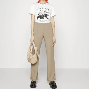 Helt nya kostymbyxor ginatricot - Helt nya och oanvända kostymbyxor från Ginatricot. Har prislappen på o nypris är 359kr Är i storlek 34/xs. Säljer då de är för små på mig. Köparen står för frakten ❤️