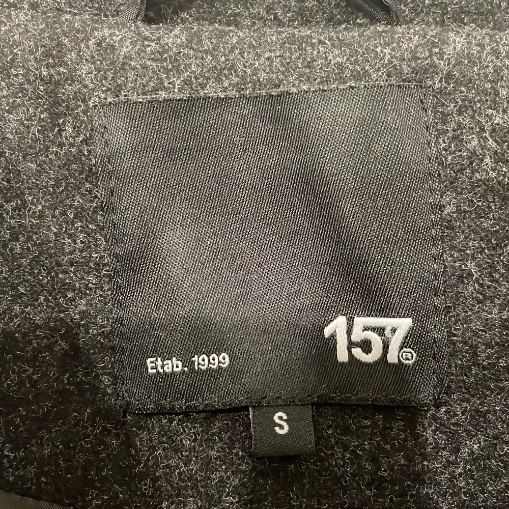 En svart kappa från laget 157 i storleken S , finns inga skador säljer för att den inte kommer till användning 🩷. Jackor.