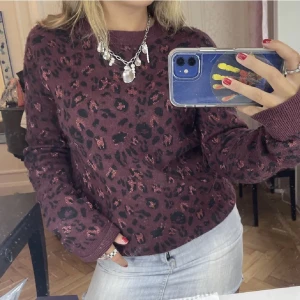 Stickad tröja - Säljer denna Jätte coola stickade tröjan från other stories. Storlek XS, passar mig som har XS/S.💞Första bilden är lånad