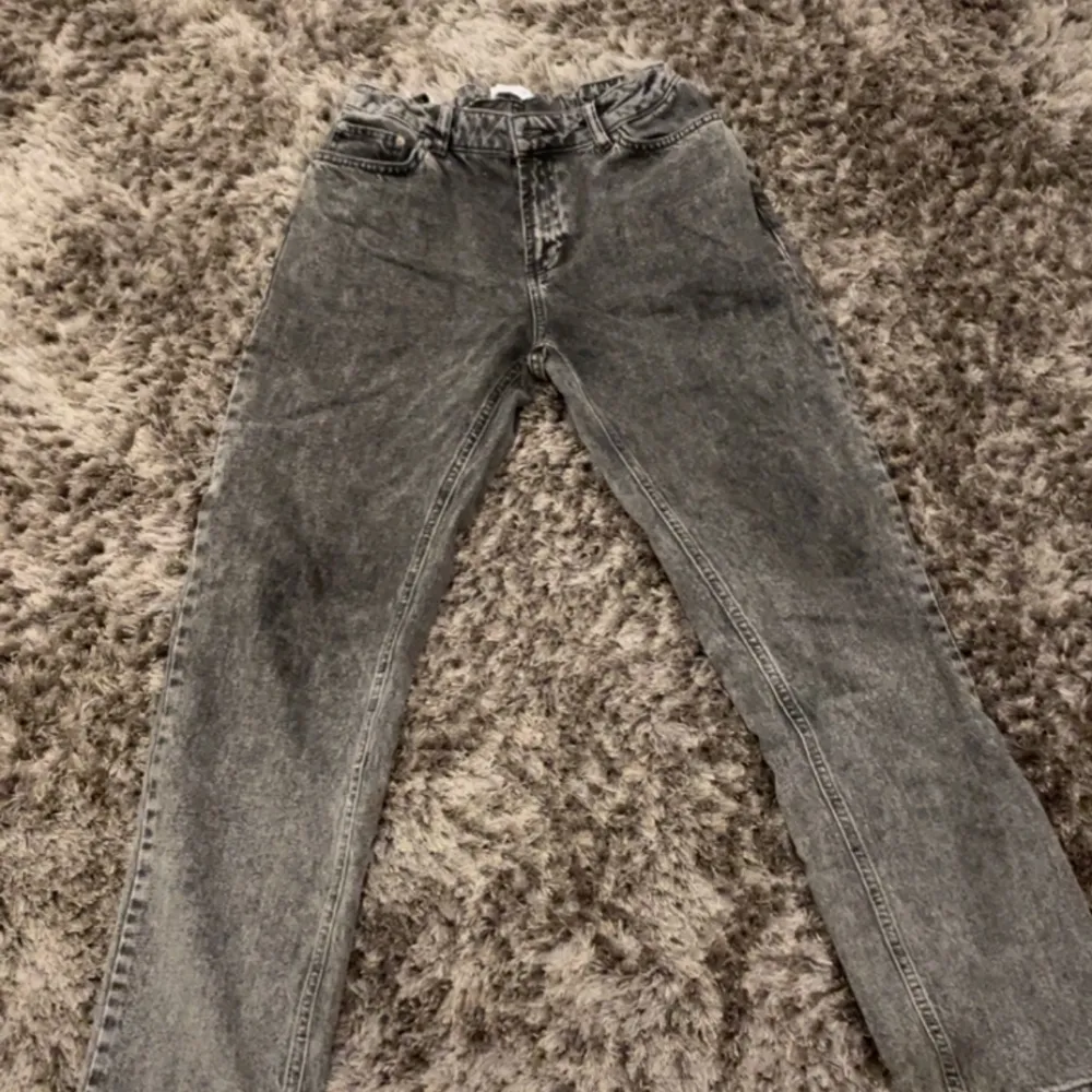 Tjena! Jag säljer ett par mörk gråa jeans från Grunt organic Skick: 9/10 Färg: mörk grå Storlek: 28/30. Jeans & Byxor.
